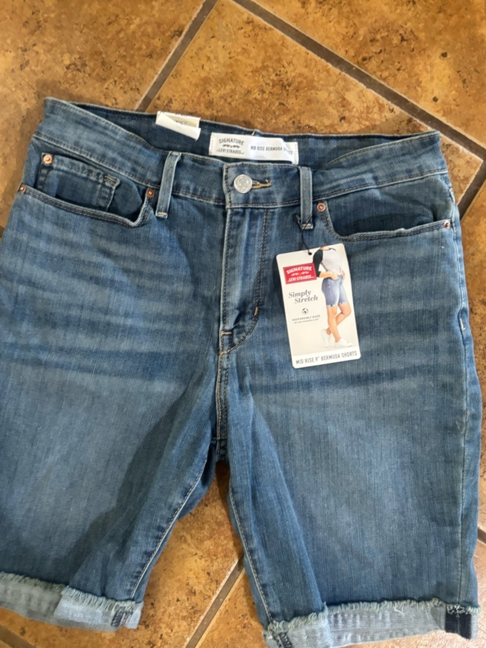 Signature by Levi Strauss Mid Rise Bermuda Blue Denim Jeans NWT - Picture 2 of 6
